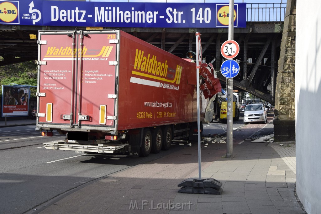 LKW blieb unter Bruecke haengen Koeln Deutz Opladenerstr Deutz Muelheimerstr P066.JPG - Miklos Laubert